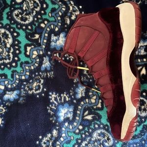 Jordan 11’s Maroon Velvet Size 4.5 Y